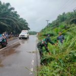 Wujudkan Lingkungan Bersih, Babinsa 1015-07/Parengean Bersama Warga Lakukan Gotong Royong