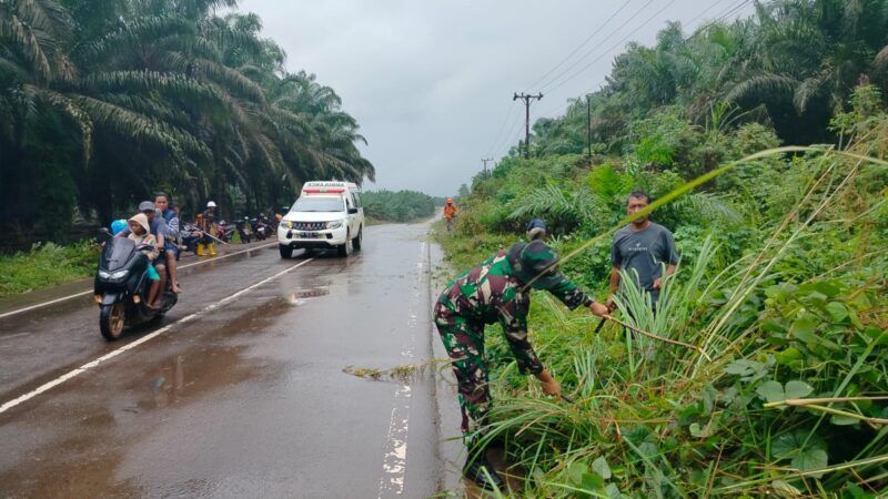 Wujudkan Lingkungan Bersih, Babinsa 1015-07/Parengean Bersama Warga Lakukan Gotong Royong