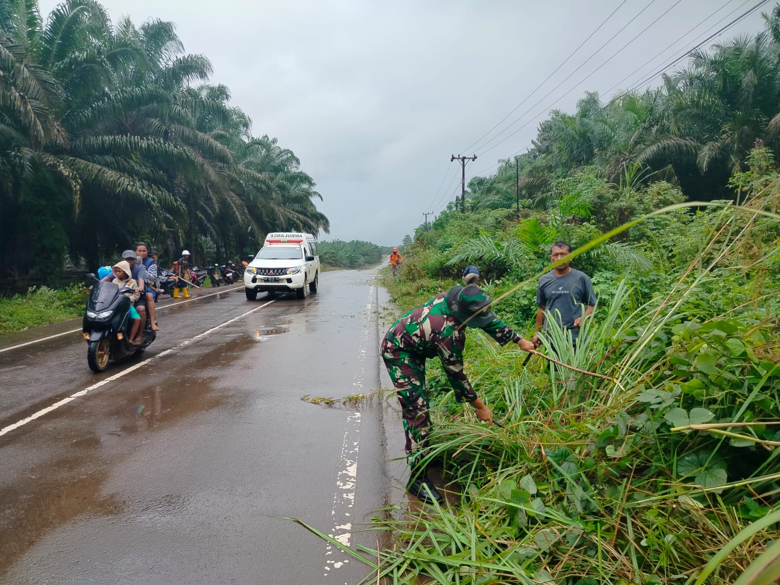 Wujudkan Lingkungan Bersih, Babinsa 1015-07/Parengean Bersama Warga Lakukan Gotong Royong