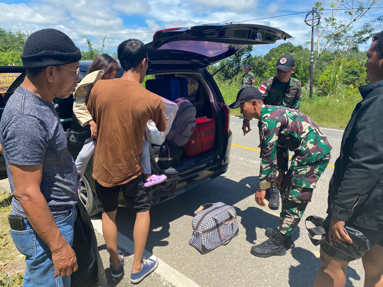 Satgas Yonkav 12/BC Gelar Sweeping di Jalan Lintas Malindo