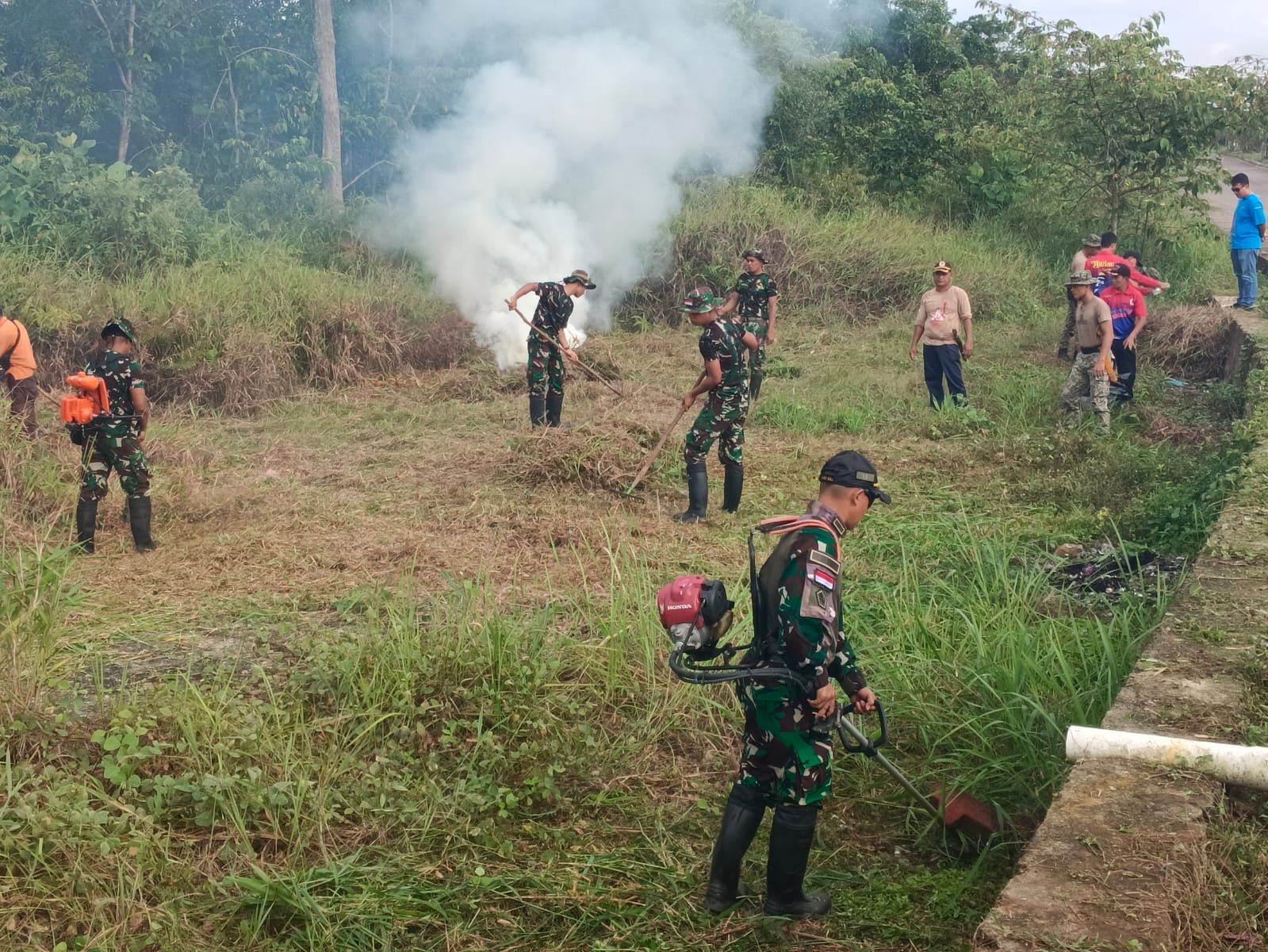 Bersama Elemen Masyarakat, Satgas Pamtas RI-Malaysia Yonzipur 5/ABW Bersama TDM Gelar Karbhak