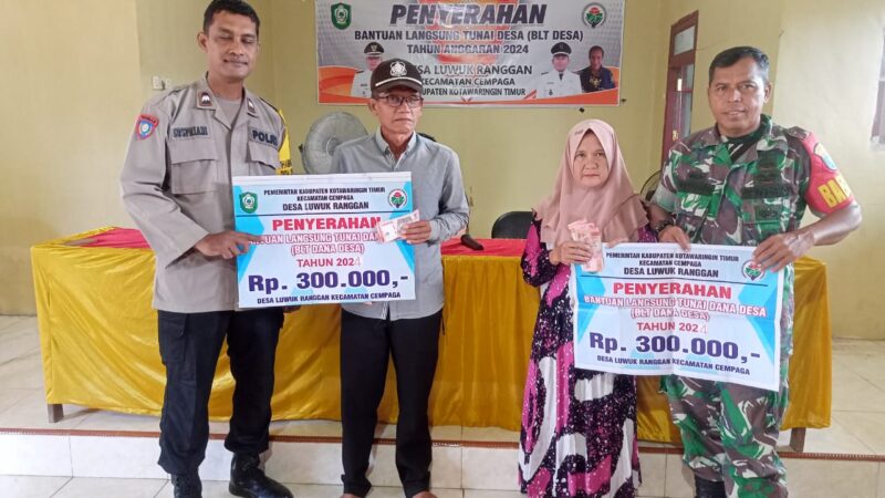 Wujud Peran Aktif, Babinsa 1015-06/Cempaga Dampingi Penyaluran BLT Dana Desa