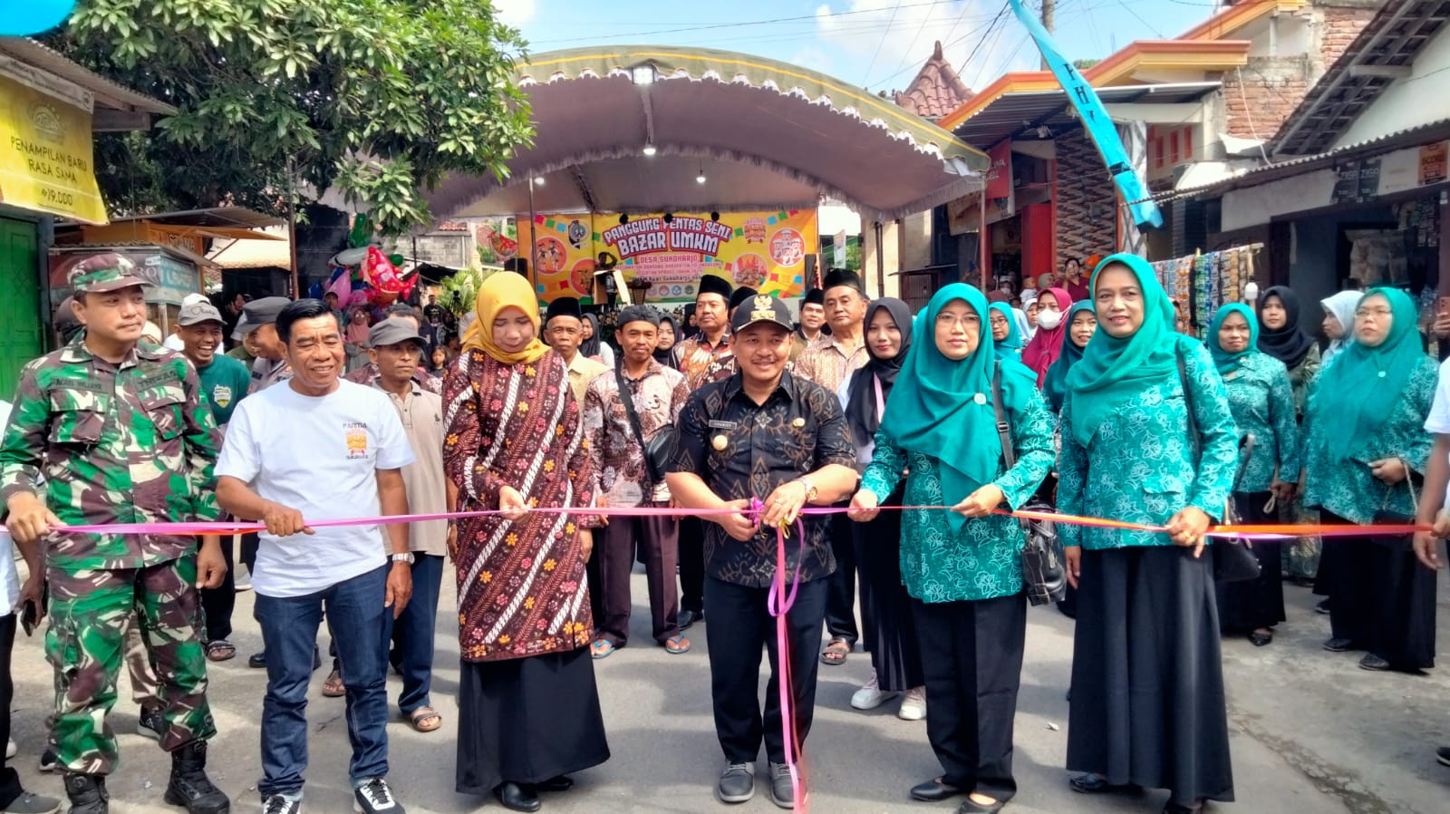 Bazar UMKM Dan Pentas Seni Desa Sukoharjo Tulungagung Diserbu Warga