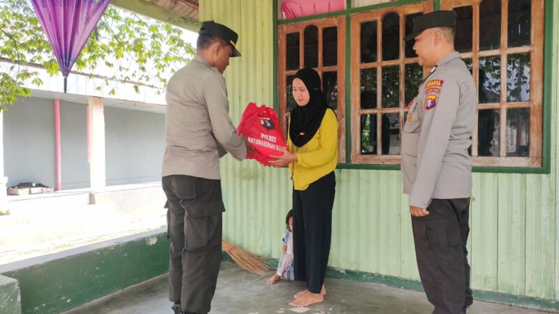 Polsek Kotawaringin Lama Bagikan Bansos Kepada Masyarakat