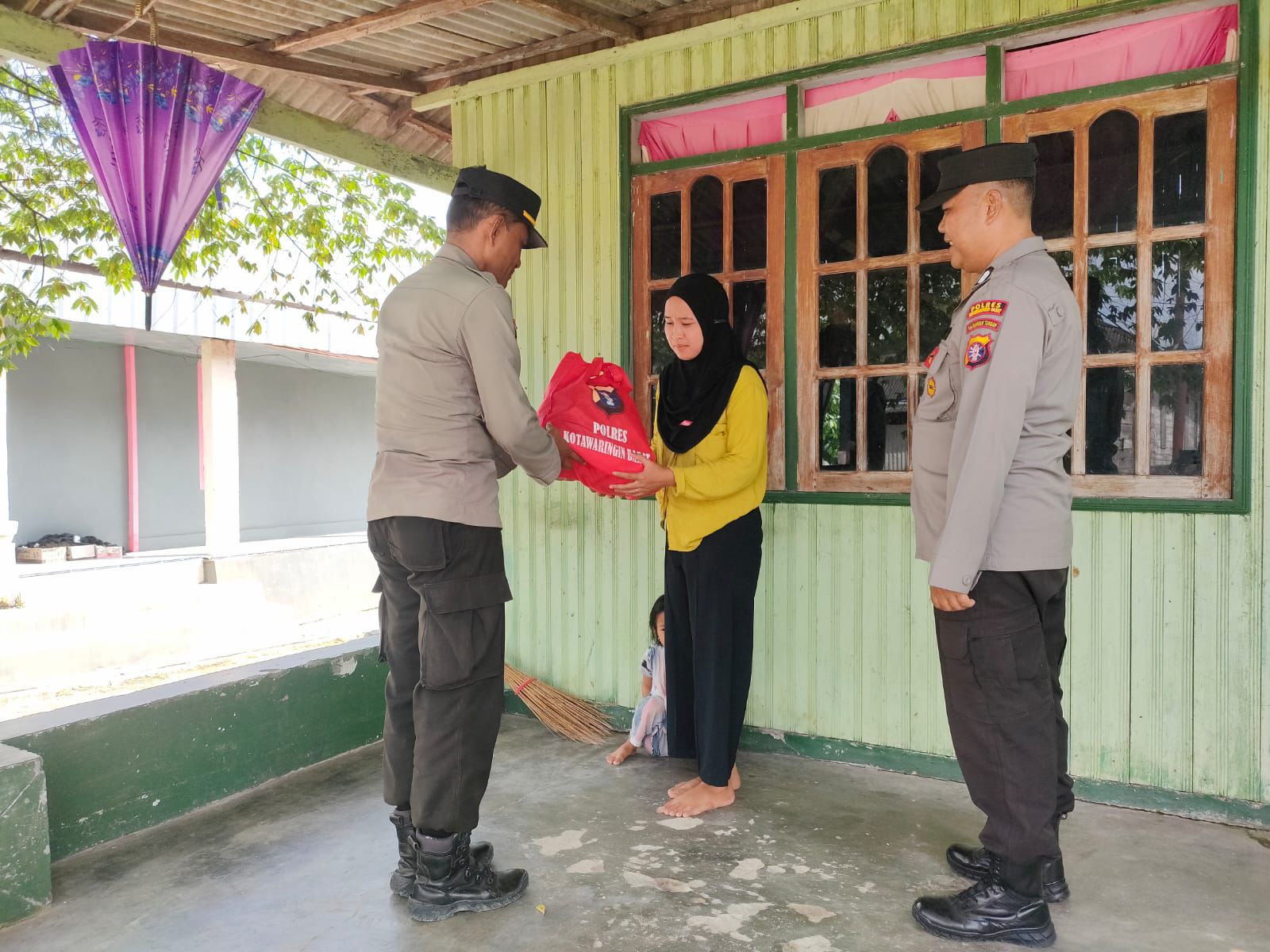 Polsek Kotawaringin Lama Bagikan Bansos Kepada Masyarakat