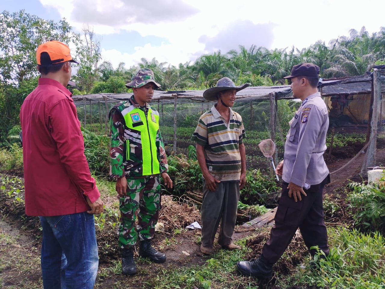 Bhabinkamtibmas Polsek Kumai Bersama Tim Patroli Daerah Rawan Karhutla di Desa Sabuai