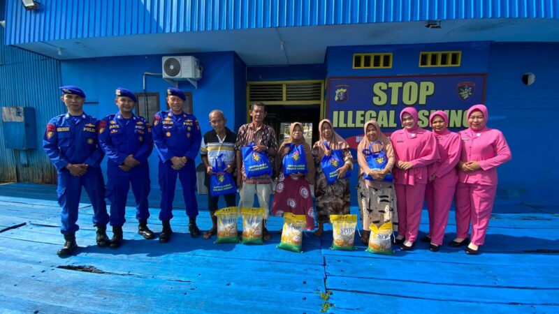 Satpol air Polres Kobar Bantu Masyarakat di Bantaran Sungai Arut