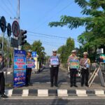 Satlantas Polres Kobar Turun Ke Jalan Sosialisasikan Operasi Patuh Telabang ke Masyarakat