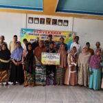 Wujud Peran Aktif, Babinsa 1015-01/Mhs Dampingi Penyaluran BLT Dana Desa