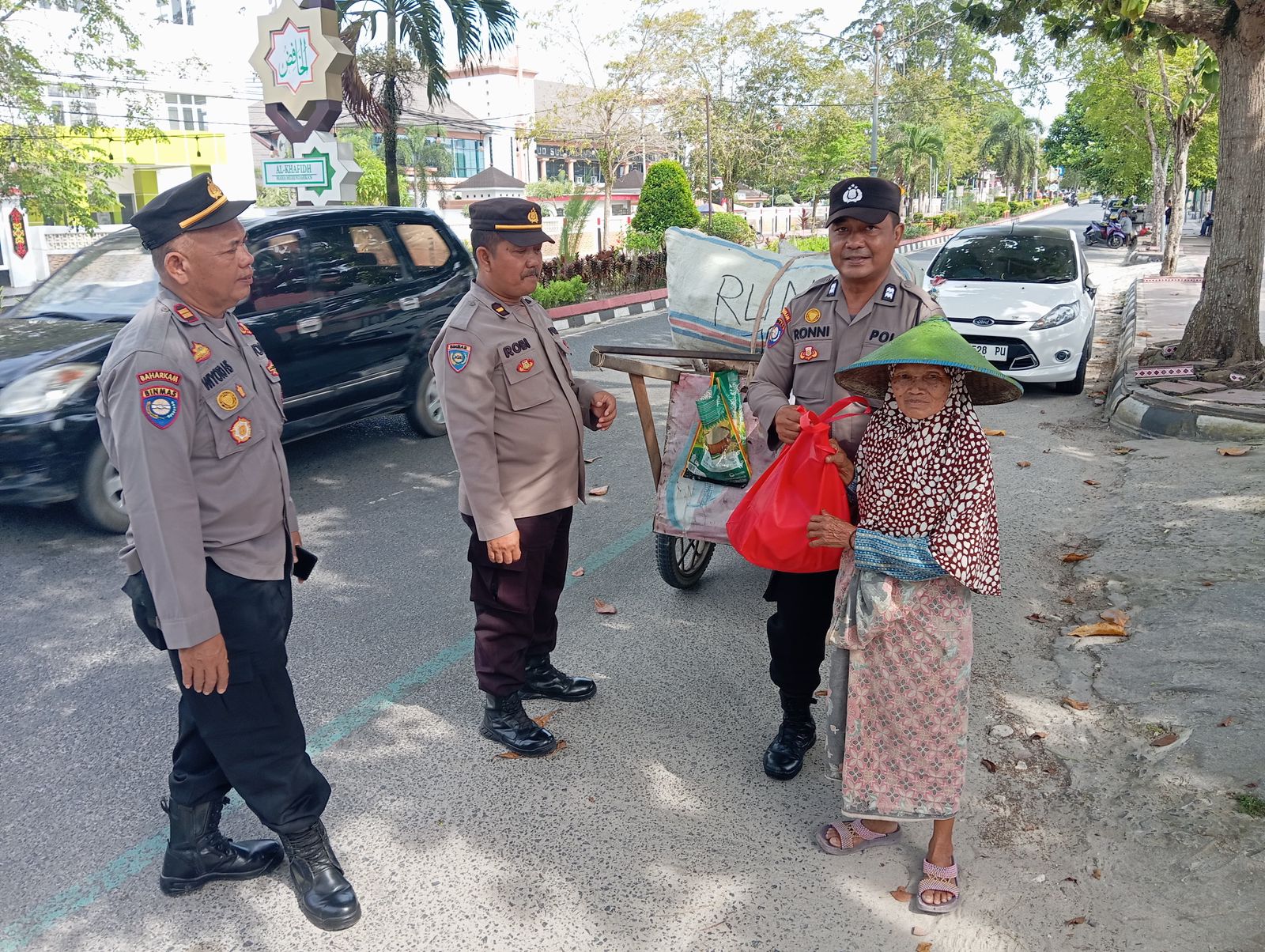 Tak Surut, Polres Kobar Terus Bantu Masyarakat Yang Membutuhkan