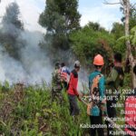 Babinsa Kodim 1015/Sampit Bantu Padamkan Kebakaran Hutan Dan Lahan.