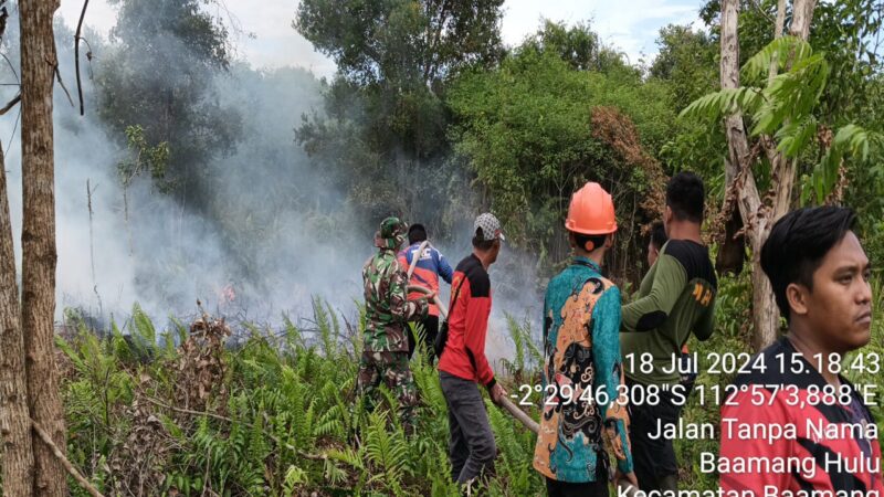 Babinsa Kodim 1015/Sampit Bantu Padamkan Kebakaran Hutan Dan Lahan.