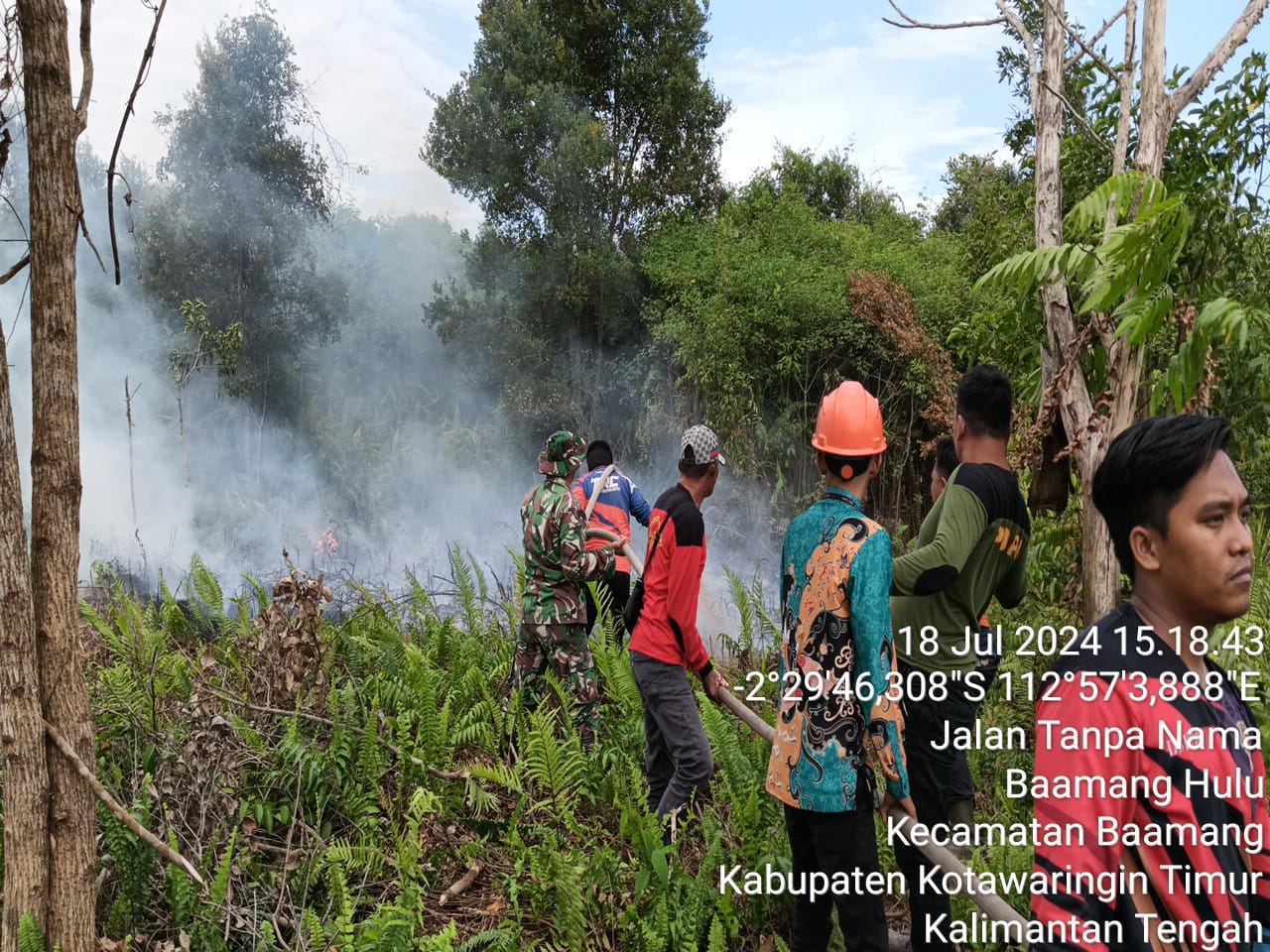 Babinsa Kodim 1015/Sampit Bantu Padamkan Kebakaran Hutan Dan Lahan.