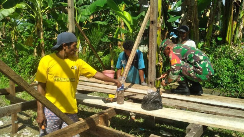 Sinergi Bersama Rakyat, Babinsa Koramil Mapurujaya Kerja Bakti Bangun Rumah Warga