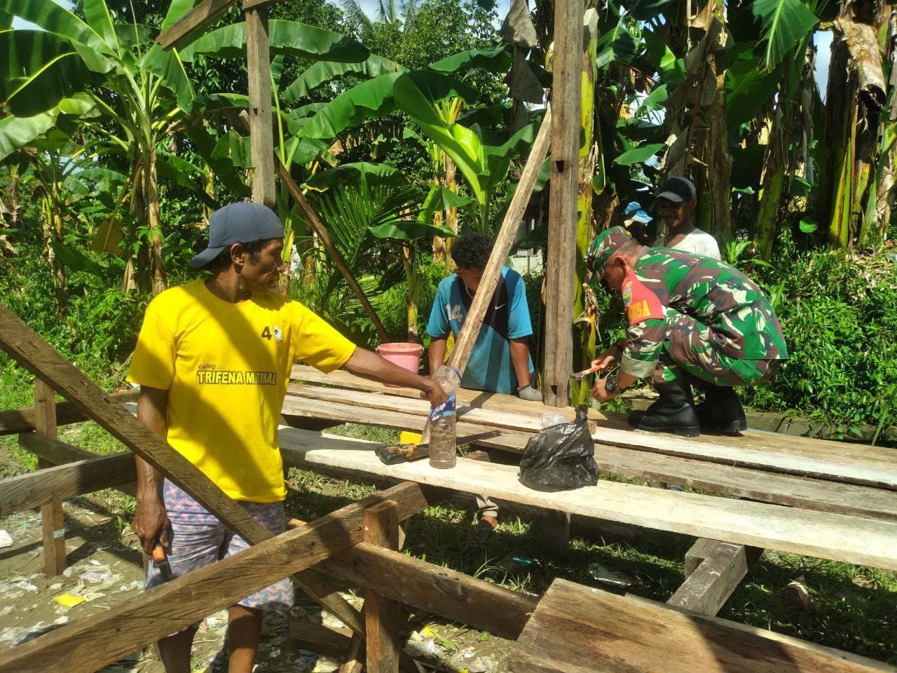 Sinergi Bersama Rakyat, Babinsa Koramil Mapurujaya Kerja Bakti Bangun Rumah Warga