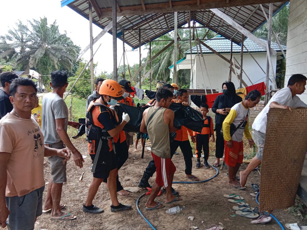 SEORANG ANAK AKHIRNYA TEMUKAN OLEH TIM SAR GABUNGAN YANG TENGGELAM DISUNGAI SERUYAN