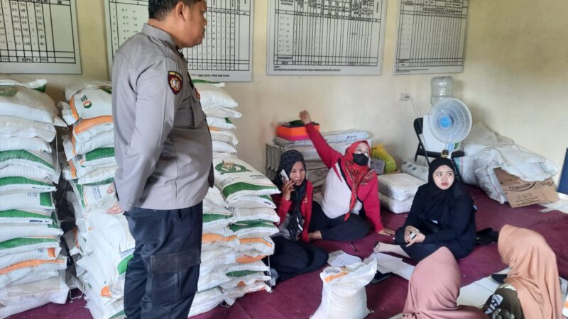 Bhabinkamtibmas Desa Sungai Tendang Awasi Penyaluran Bantuan Beras Raskin