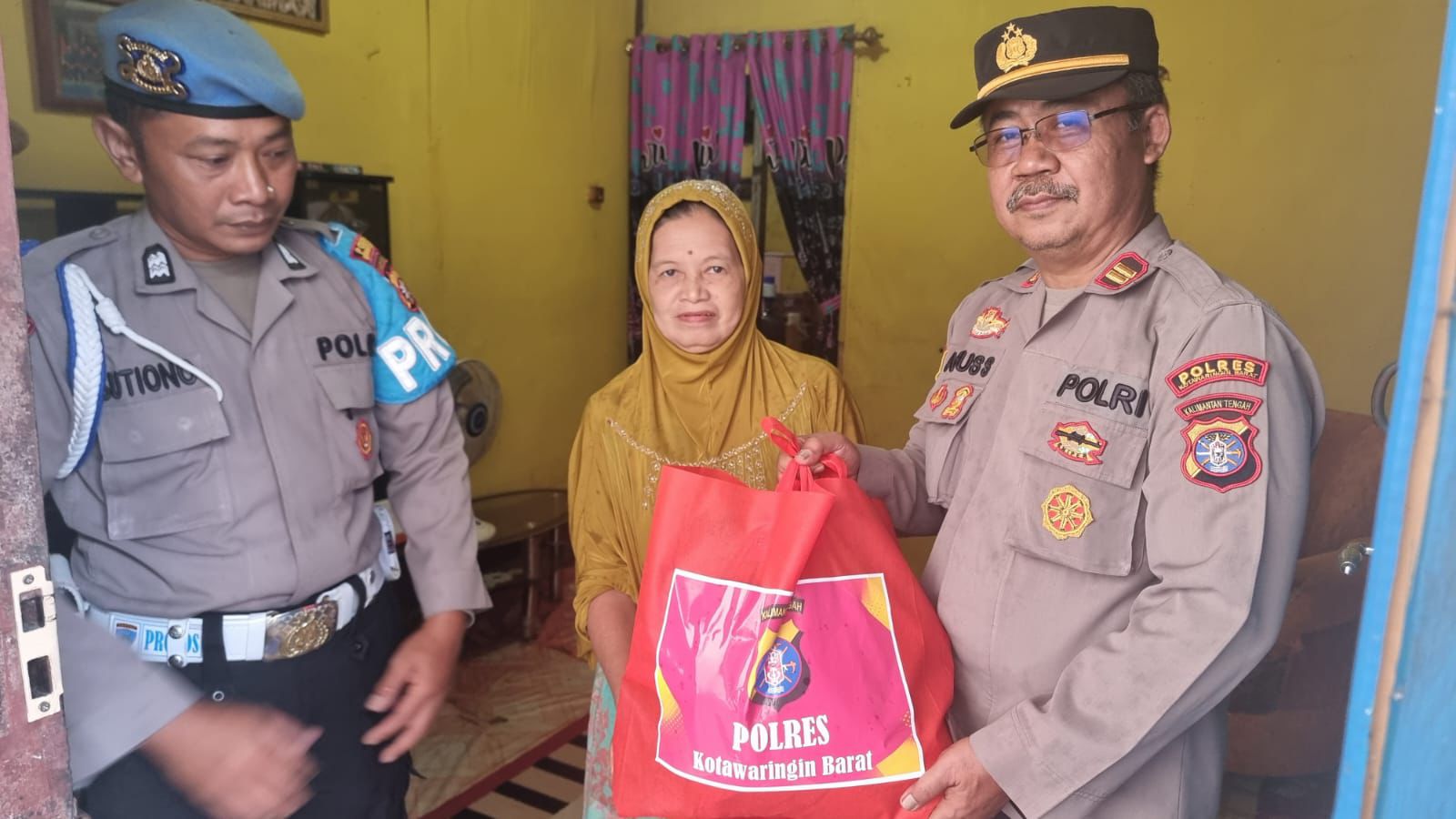 Polsek Kumai Berikan Bantuan Sembako Kepada Masyarakat Kurang Mampu