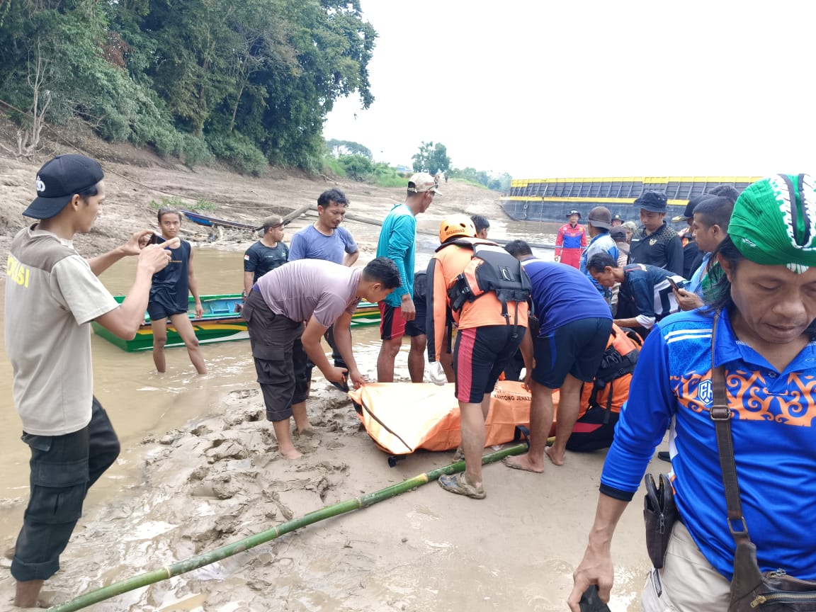 SISWA SMP YANG TENGGELAM DI SUNGAI BARITO, DITEMUKAN TIM SAR GABUNGAN