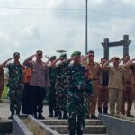 Pengibaran Bendera Merah Putih di Tugu Kedaulatan RI-Malaysia