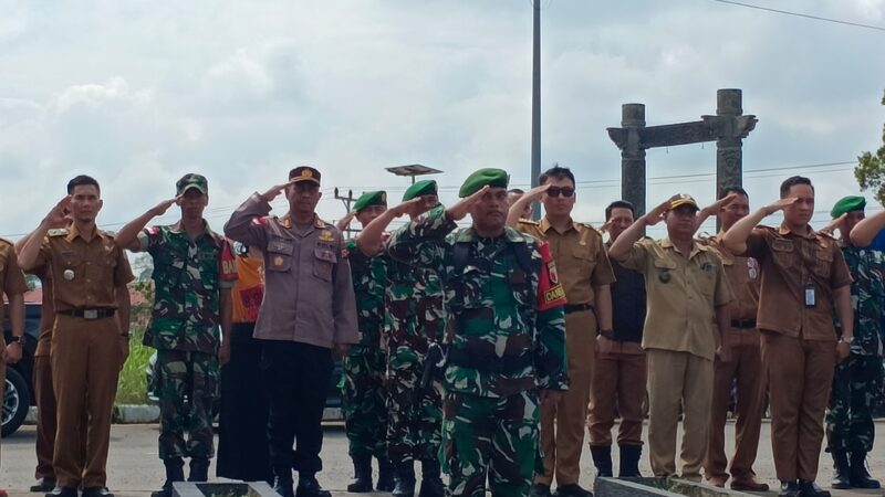 Pengibaran Bendera Merah Putih di Tugu Kedaulatan RI-Malaysia