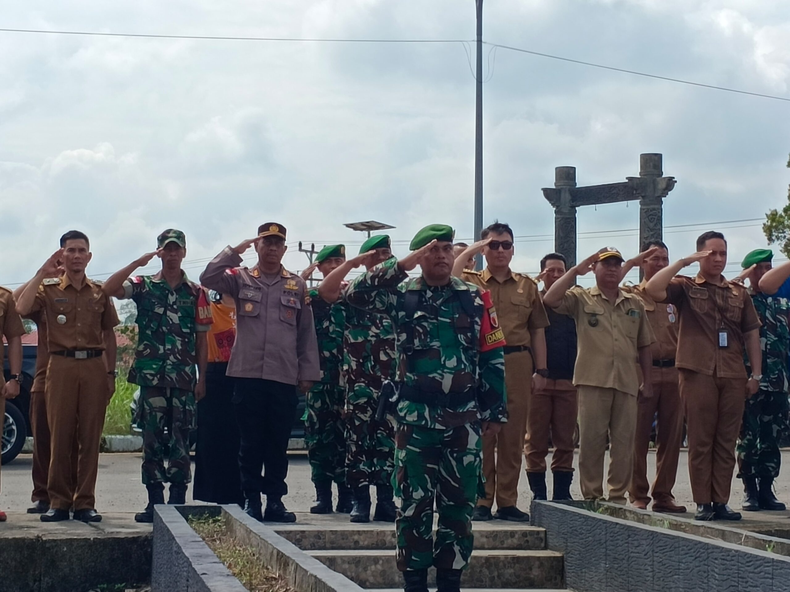 Pengibaran Bendera Merah Putih di Tugu Kedaulatan RI-Malaysia