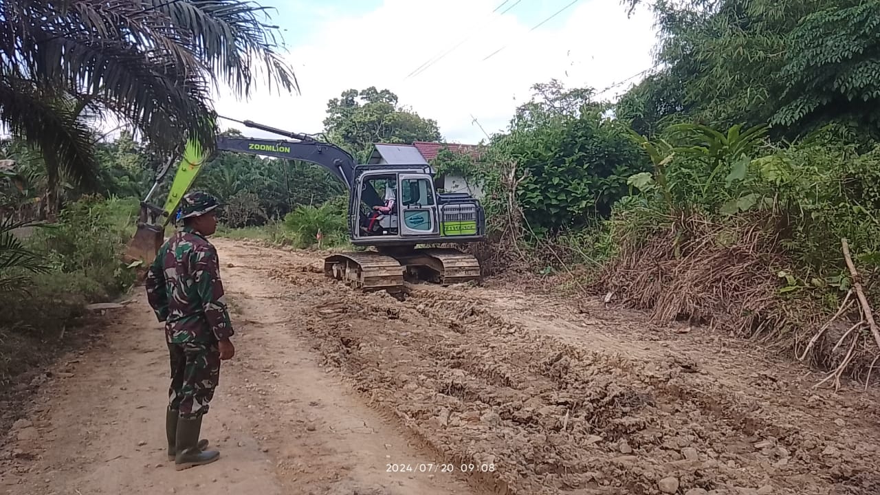 TMMD Ke-121 Dandim 1210/Landak Buka Akses Jalan Dan Kerahkan Dua Alat Berat