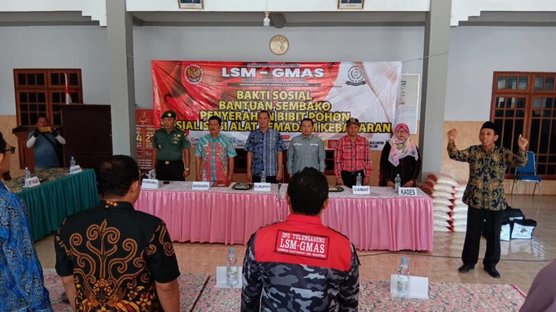 Bakti Sosial LSM GMAS Serahkan Puluhan Paket Sembako Hingga Pupuk Organik, Ini Harapan Pj Bupati Tulungagung.