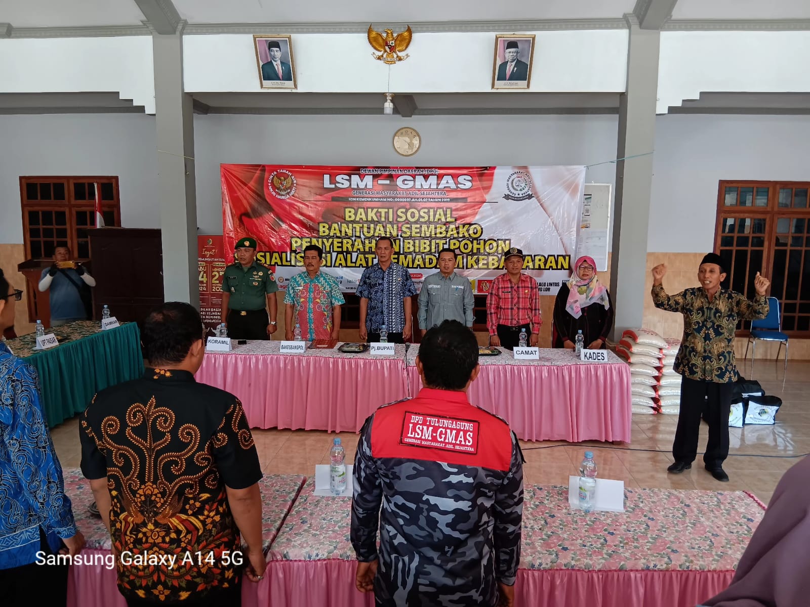 Bakti Sosial LSM GMAS Serahkan Puluhan Paket Sembako Hingga Pupuk Organik, Ini Harapan Pj Bupati Tulungagung.