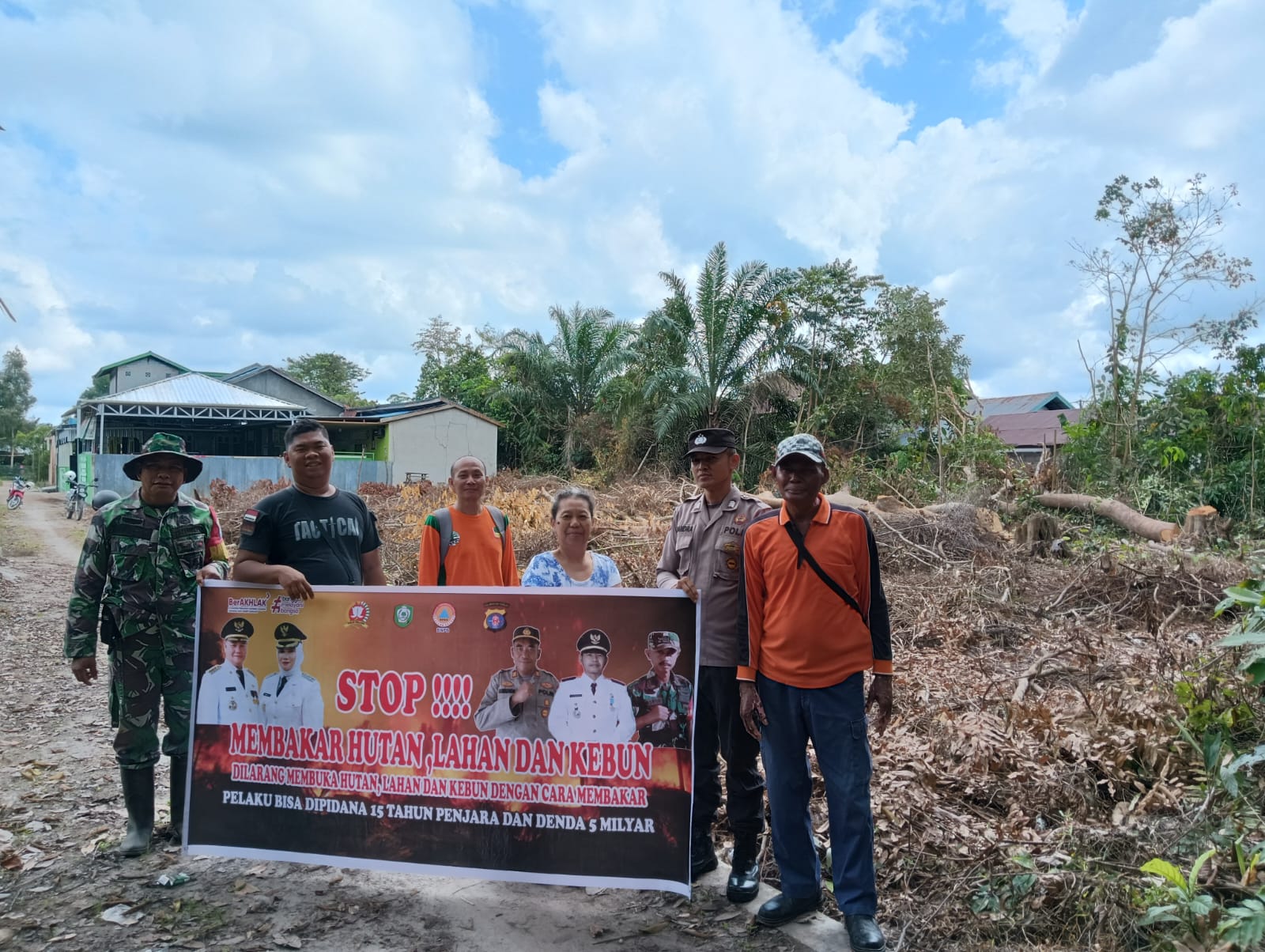 Babinsa Koramil 1015-04/Baamang Besinergi Sosialisasi Bahaya Kebakaran Hutan dan Lahan