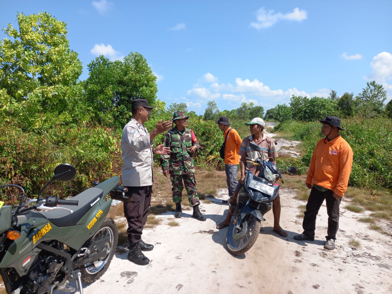 Cegah Karhutla,Babinsa Koramil 1016-01/Pahandut Gelar Patroli Lahan Rawan Kebakaran