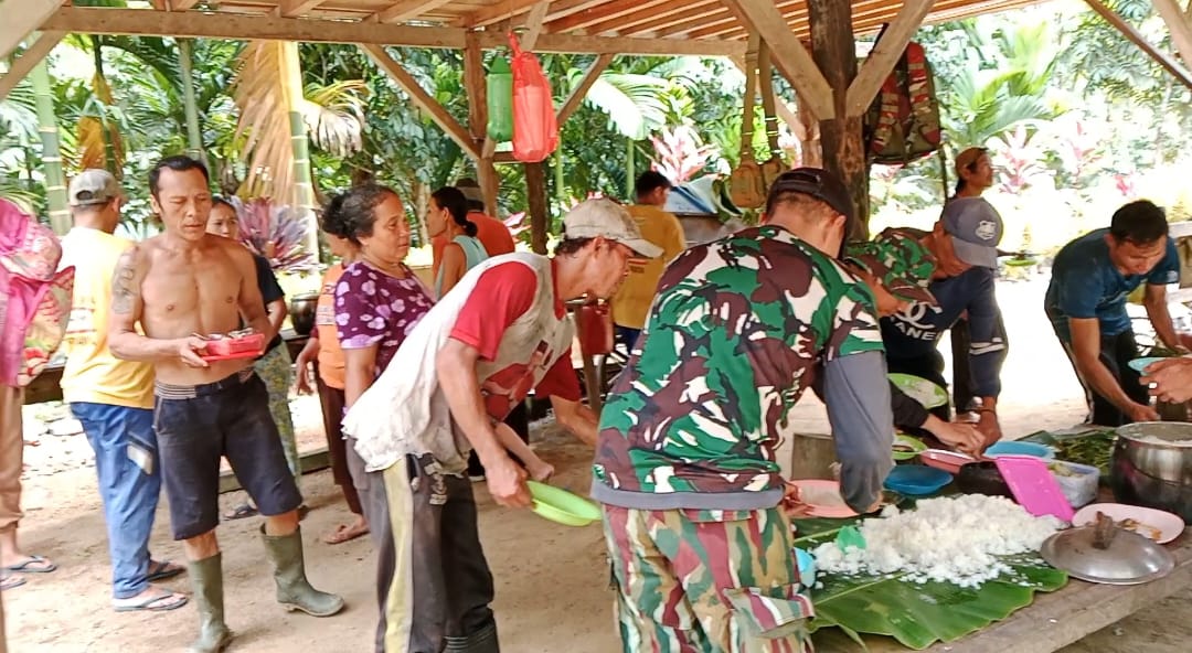 Sarapan Pagi Bersama Masyarakat Sebagai Sarana Komunikasi Satgas TMMD Ke-121 Kodim 1210/Landak