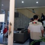 Tim penyidik KPK Menggeledah Kantor Wali Kota Semarang Selama 10 Jam dan Membawa Barang Bukti 2 Tas Koper Besar.