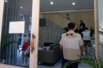 Tim penyidik KPK Menggeledah Kantor Wali Kota Semarang Selama 10 Jam dan Membawa Barang Bukti 2 Tas Koper Besar.