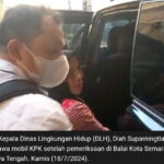 KPK Bawa Plt Kadis Lingkungan Hidup Kota Semarang, Setelah Usai Menggeledah Kantor Balai Kota.