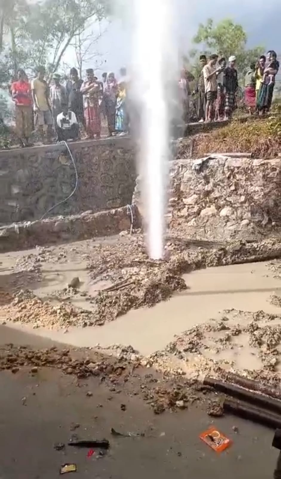 Semburan Air di Sampang Ramai Jadi Tontonan Warga, Jernih Tidak Berbau Gas Tapi Sedikit Asin.