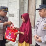 Bagikan Bansos, Giat Cooling System Polsek Kumai Sasar Warga Kurang Mampu Di Desa Sungai Tendang