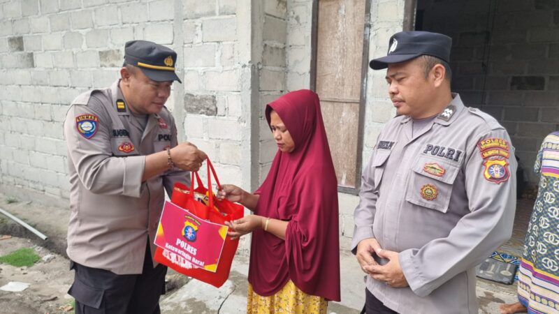 Bagikan Bansos, Giat Cooling System Polsek Kumai Sasar Warga Kurang Mampu Di Desa Sungai Tendang