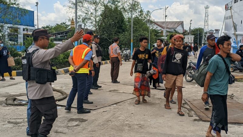 Polsubsektor KP Kumai Lakukan pengamanan Keberangkatan KM. Dharma Kencana III