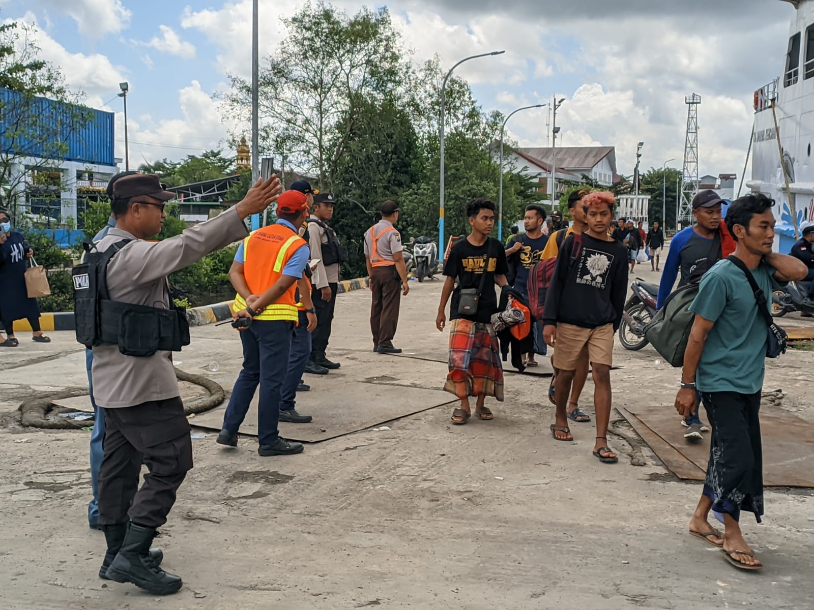 Polsubsektor KP Kumai Lakukan pengamanan Keberangkatan KM. Dharma Kencana III