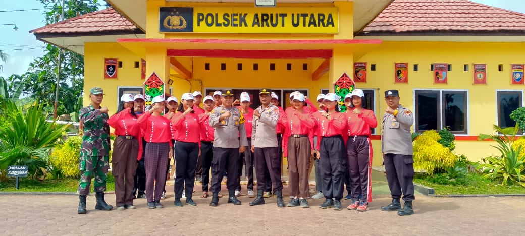 POLSEK ARUTA UTARA PARTISIPASI KE ANGGOTA PASKIBRAKA DENGAN MEMBERIKAN KAOS SERAGAM DAN TOPI