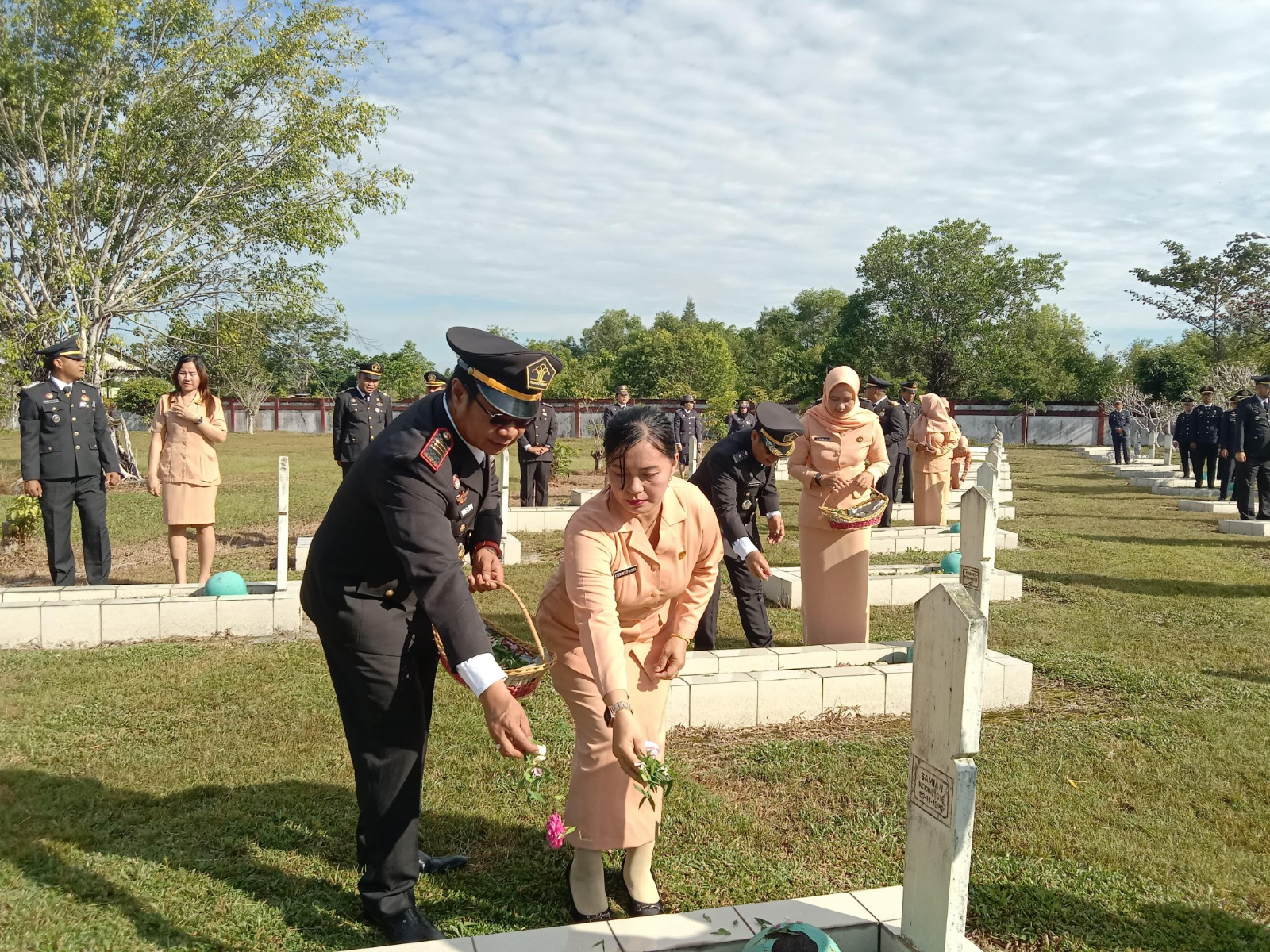 Memperingati Hari Pengayoman Ke-79 Lapas Sampit Laksanakan Upacara Dan Tabur Bunga Di Taman Makam Pahlawan “Batarung” Sampit