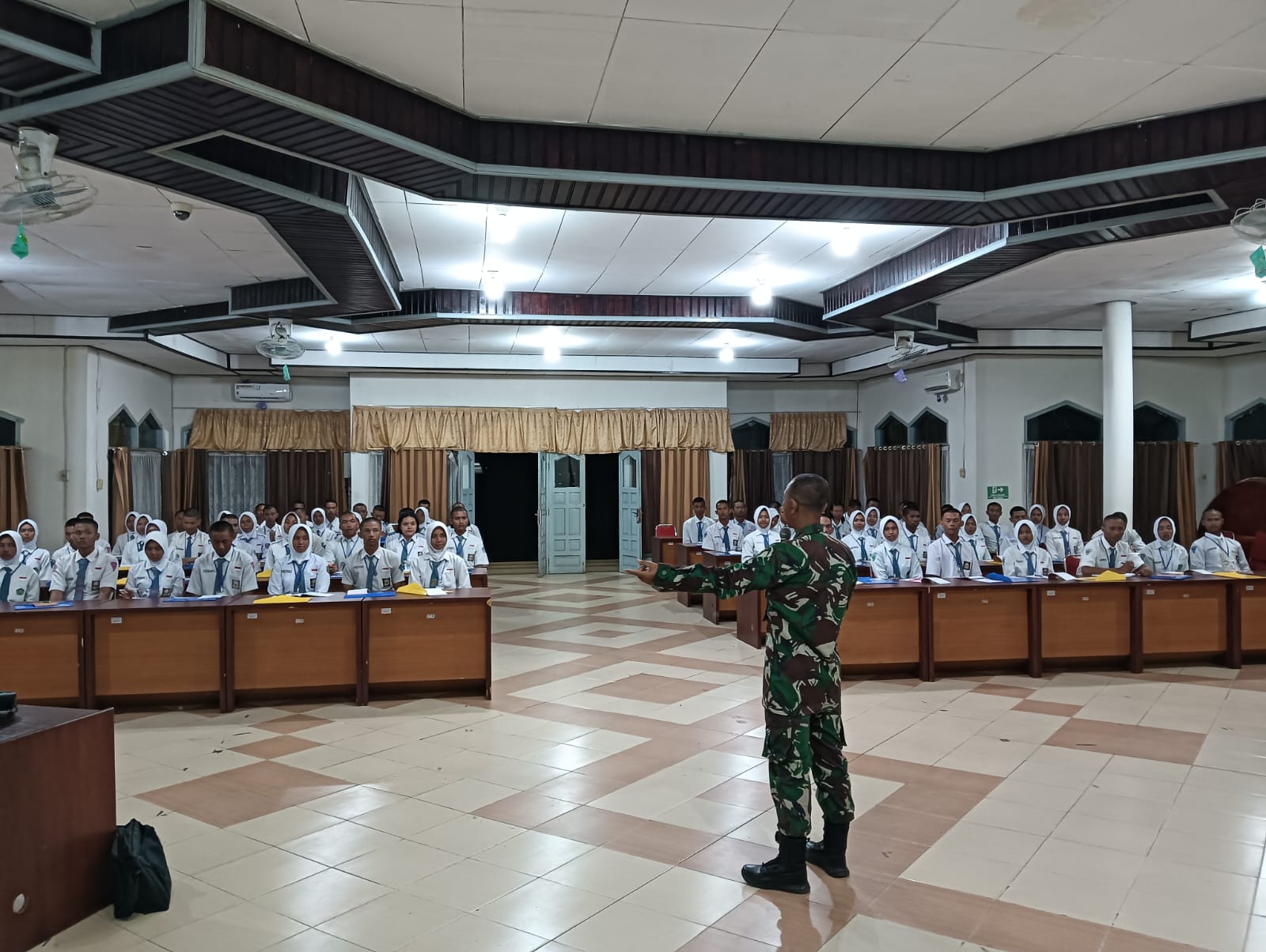 Pasi Ops Kodim 1015/Sampit Berikan Wasbang Dan Bela Negara Pada Siswa Siswi Calon Anggota Paskibraka Kabupaten Kotim