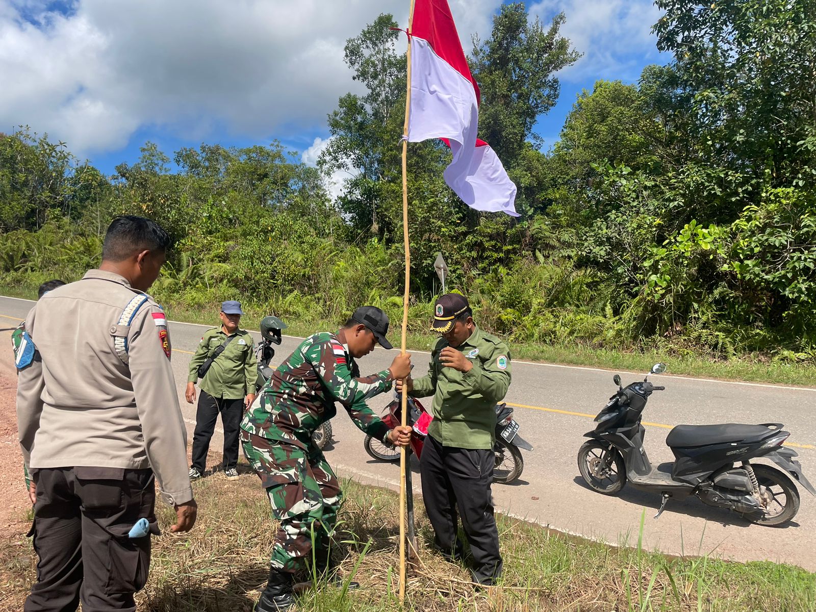 Satgas Yonzipur 5/ABW Serentak Kibarkan Bendera Merah Putih di Perbatasan