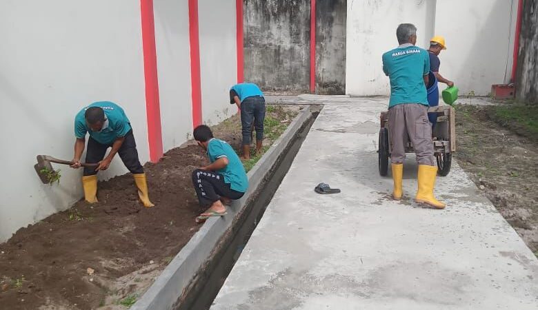 Warga Binaan Ubah Area Brandgang Jadi Bersih dan Penuh Tanaman Sayuran