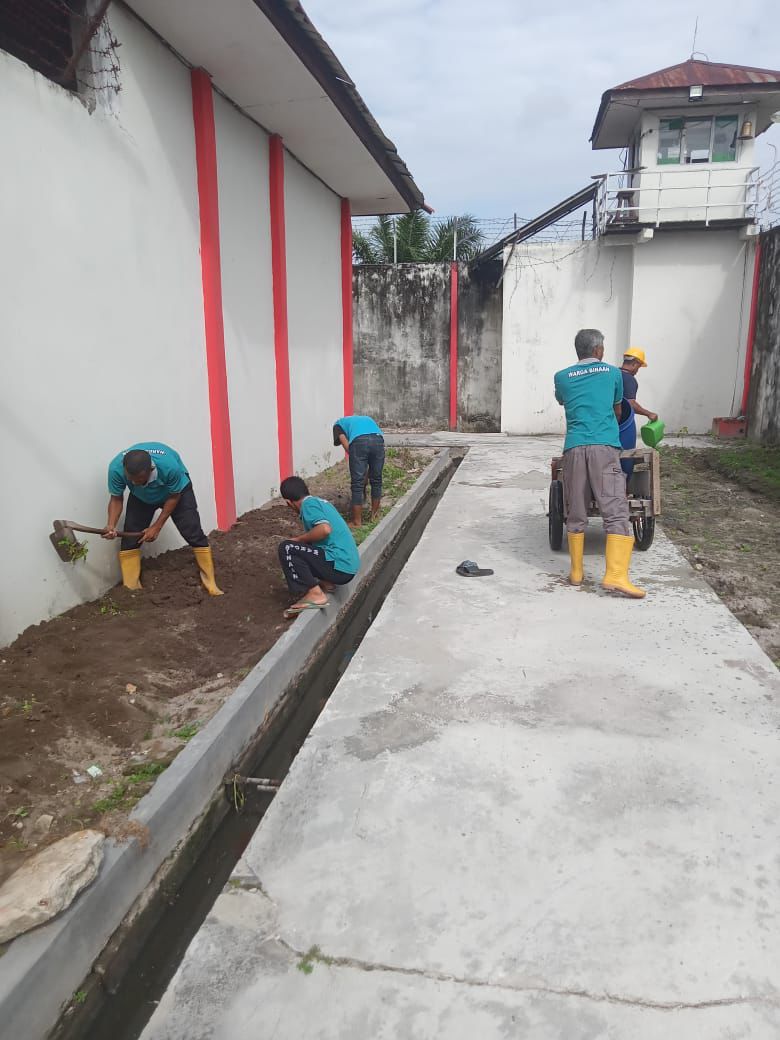 Warga Binaan Ubah Area Brandgang Jadi Bersih dan Penuh Tanaman Sayuran