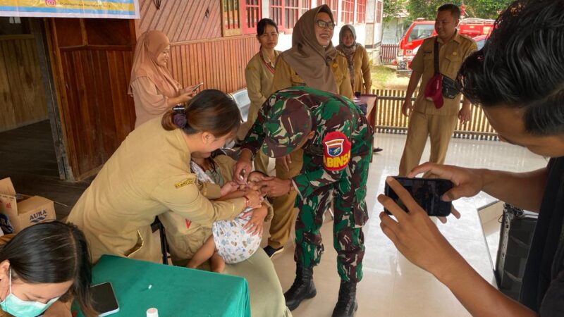 Babinsa Koramil 1015-12/Seruyan Tengah Turut Sukseskan Pemberian Imunisasi Polio