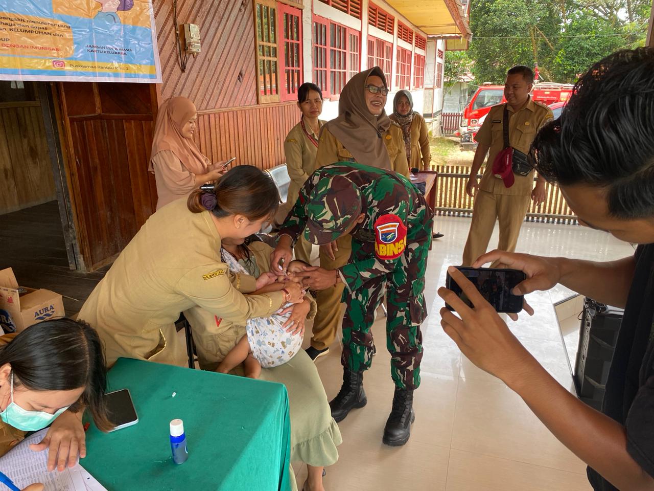 Babinsa Koramil 1015-12/Seruyan Tengah Turut Sukseskan Pemberian Imunisasi Polio