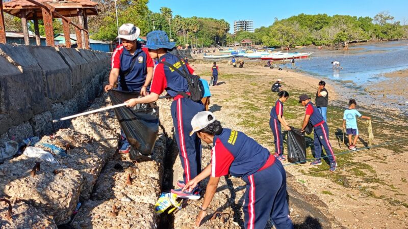 Bakamla RI Clean Up Pesisir Pantai Nelayan di Oesapa Kupang