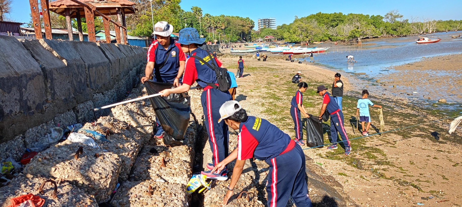 Bakamla RI Clean Up Pesisir Pantai Nelayan di Oesapa Kupang